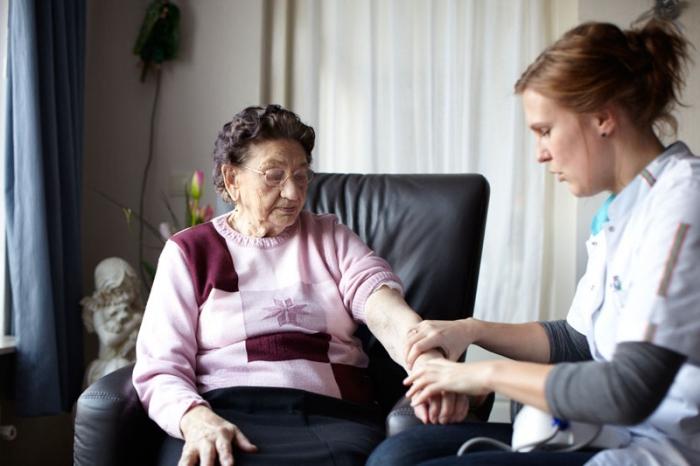 Behandeling thuis met gespecialiseerde verpleging