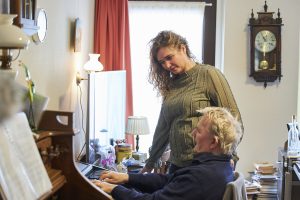 Bewoner Bert speelt op het orgel